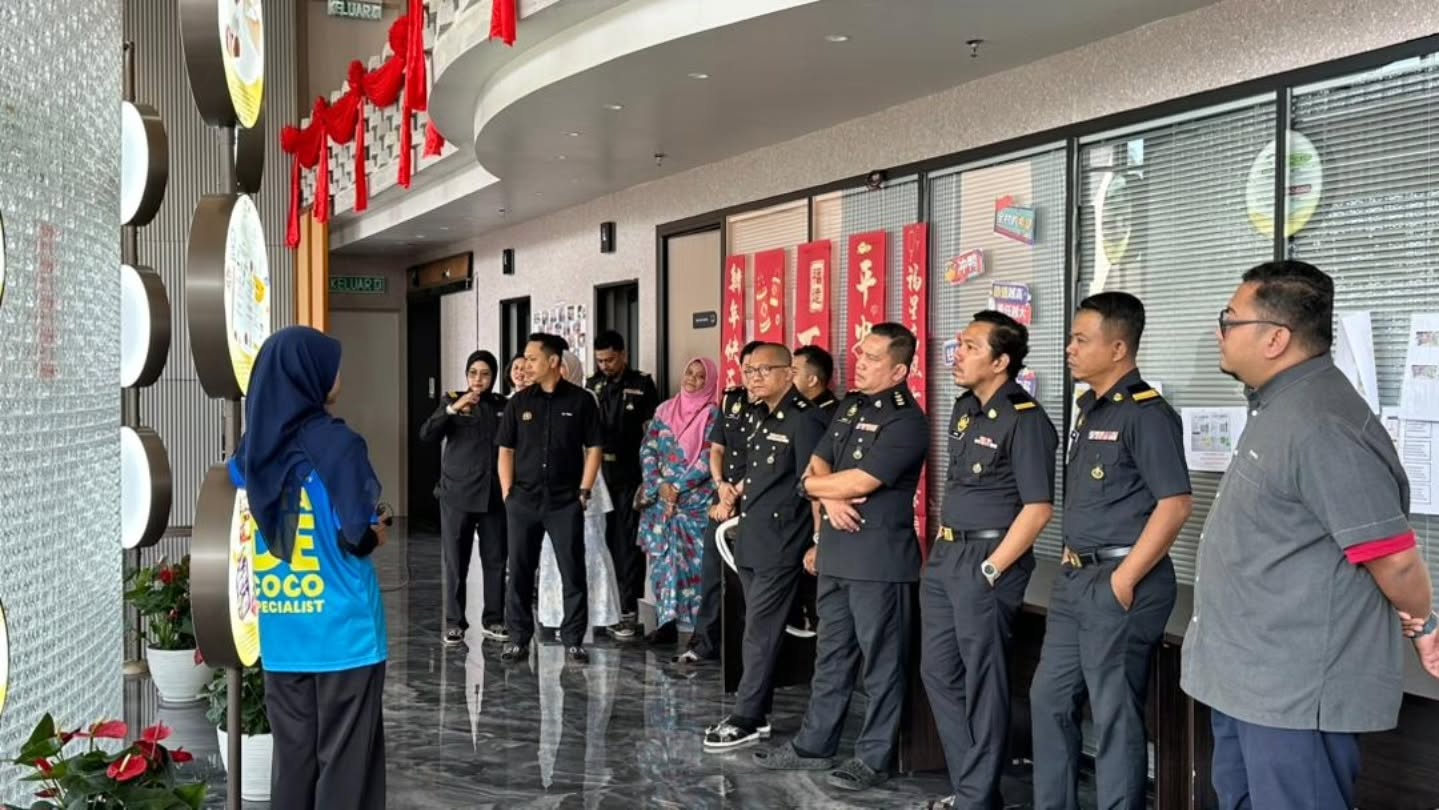 Happy Alliance menerima kunjungan daripada Bahagian Penguatkuasaan, Kementerian Perdagangan Dalam Negeri dan Kos Sara Hidup (KPDN).
Lawatan yang merangkumi kawasan dalam syarikat dan luar kilang ini bertujuan memberi pendedahan mengenai proses pembuatan, pengeluaran serta operasi kilang yang dijalankan.
Terima kasih atas kesudian berkunjung ke syarikat Happy Alliance.
