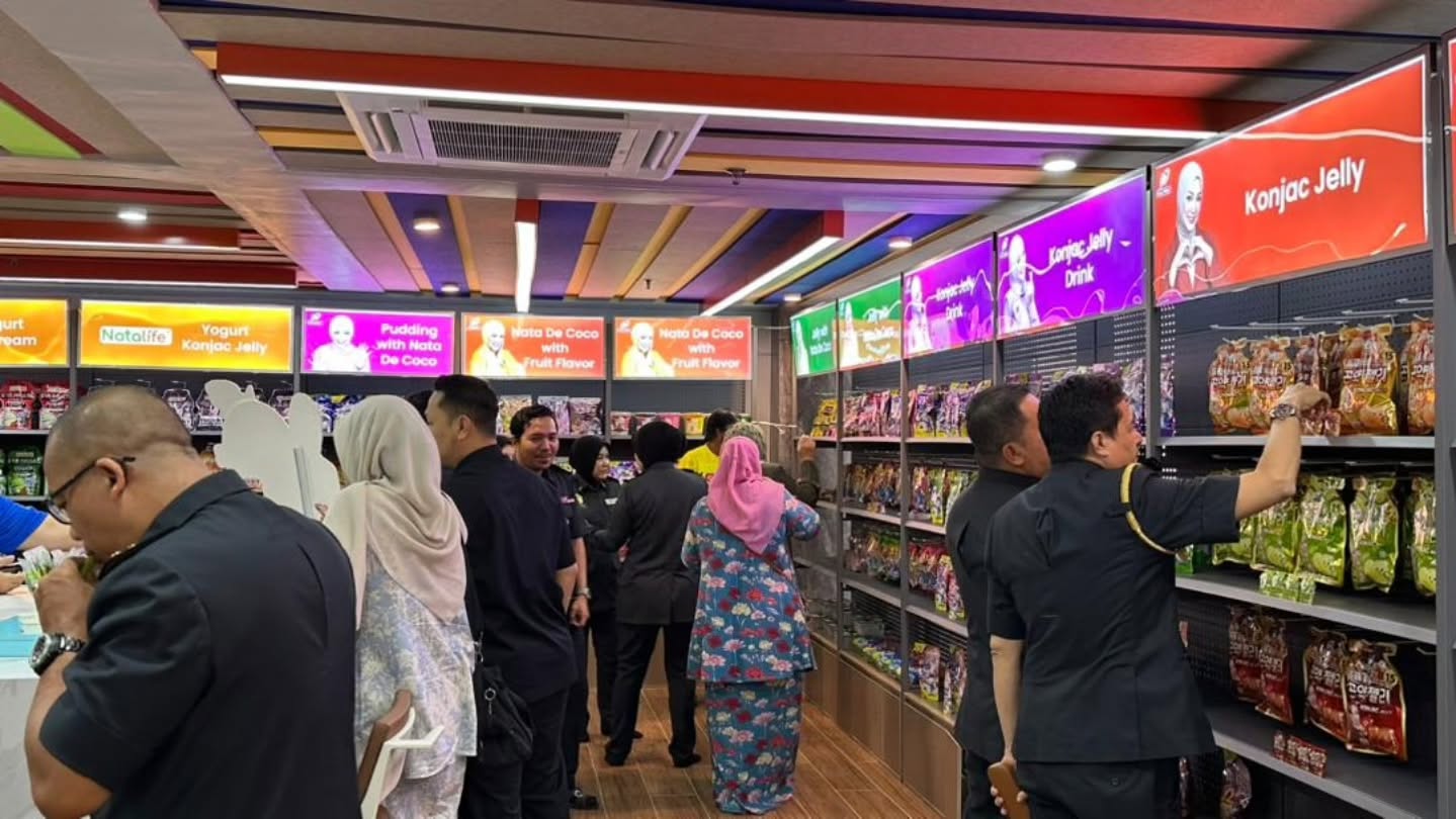 Happy Alliance menerima kunjungan daripada Bahagian Penguatkuasaan, Kementerian Perdagangan Dalam Negeri dan Kos Sara Hidup (KPDN).
Lawatan yang merangkumi kawasan dalam syarikat dan luar kilang ini bertujuan memberi pendedahan mengenai proses pembuatan, pengeluaran serta operasi kilang yang dijalankan.
Terima kasih atas kesudian berkunjung ke syarikat Happy Alliance.